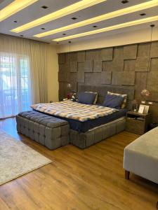 une grande chambre avec un grand lit avec un mur en pierre dans l'établissement Townhouse, au Caire 35 autres photos