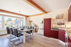 a kitchen and dining room with a table and chairs at Gästehaus Daheim in Scharbeutz