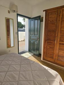 een slaapkamer met een groot bed en een grote houten deur bij Europe Sun Bungalow in Maspalomas