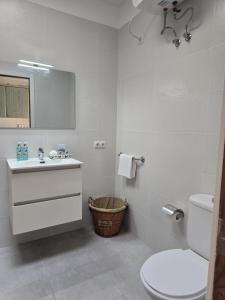 een witte badkamer met een wastafel en een toilet bij Europe Sun Bungalow in Maspalomas