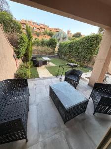 d'une cour et d'une terrasse avec une table et des chaises. dans l'établissement Townhouse, au Caire