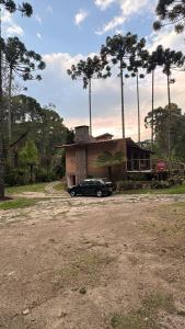a black car parked in front of a house at Recanto Bellagio in Campos do Jordão +1 photo