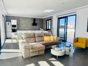 een woonkamer met een bank en een keuken bij Pipa Costa in Costa Teguise