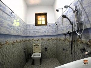 Ένα μπάνιο στο Kirindioya Village Safari Lodge