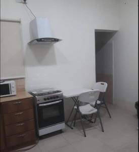 Η κουζίνα ή μικρή κουζίνα στο أرض الذهب للشقق المخدومة الرويضة