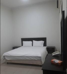 Ένα ή περισσότερα κρεβάτια σε δωμάτιο στο أرض الذهب للشقق المخدومة الرويضة