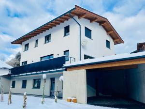 un gran edificio blanco con techo de madera en Apartment Bergfieber, en Fieberbrunn