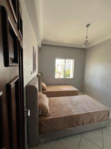 Ένα ή περισσότερα κρεβάτια σε δωμάτιο στο Moroccan-Style Agadir Apartment with Balcony & AC