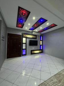 Μια τηλεόραση ή/και κέντρο ψυχαγωγίας στο Moroccan-Style Agadir Apartment with Balcony & AC