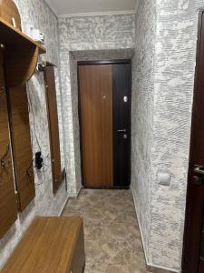 een hal met een deur in een kamer bij 1-кімнатна квартира в центрі - Чортків in Chortkiv