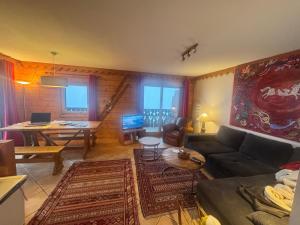 Coin salon dans l'établissement Appartement Cosy 6 Pers, Terrasse, Parking, Navettes Gratuites – Hameau des Marmottes, Les Belleville - FR-1-574-47