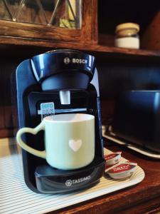 Kemudahan buat kopi dan teh di MagnoliaSuite in Crewe
