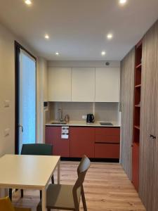 ブッソレンゴにあるMini Apartment - Verona&Lakeのキッチン(テーブル、テーブル、椅子付)