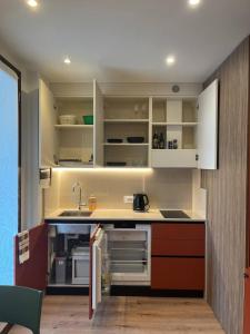 ブッソレンゴにあるMini Apartment - Verona&Lakeの白いキャビネットとシンクのあるキッチン