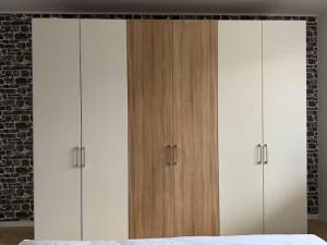 a bedroom with two large cabinets and a bed at 95qm Wohnung für 6, 3 Schlafzimmer, ruhig & stadtnah, Parkplatz in Bad Hersfeld