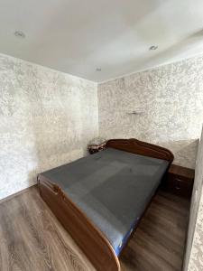 a bedroom with a bed in the corner of a room at 1-кімнатна квартира біля парку Чортків in Chortkiv