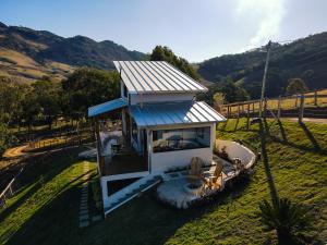 an overhead view of a tiny house in a field at Chalé Vale Paraíso in Paraisópolis