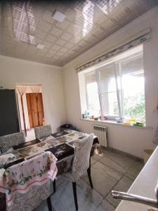 Posezení v ubytování Zaur's Relaxing House in Qusar