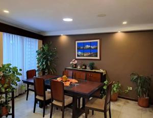 a dining room with a table and chairs at Mannantial in Pichilemu