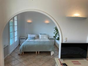 Giường trong phòng chung tại Domaine des Tuilières avec piscine +41 ảnh