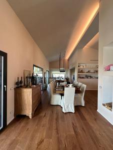 Kuchyň nebo kuchyňský kout v ubytování Wonderful brand new Villa with swimming pool in Capalbio Maremma Tuscany