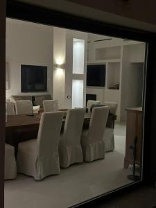 TV a/nebo společenská místnost v ubytování Wonderful brand new Villa with swimming pool in Capalbio Maremma Tuscany