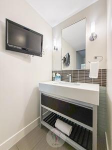 TV a/nebo společenská místnost v ubytování Cozy 2BR Loft in a Vibrant Complex - 107 - GL