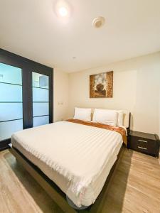 Postel nebo postele na pokoji v ubytování Cozy 2BR Loft in a Vibrant Complex - 107 - GL