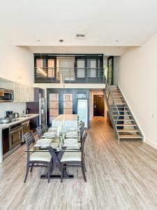 Ruang duduk di Cozy 2BR Loft in a Vibrant Complex - 107 - GL
