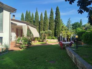 a yard with a table and chairs and trees at B&B Signora Minù in Perugia