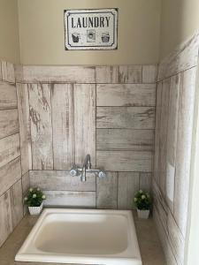 Un baño con un gran lavabo blanco y un cartel. en Complejo Médanos II, en San Bernardo 35 fotos más