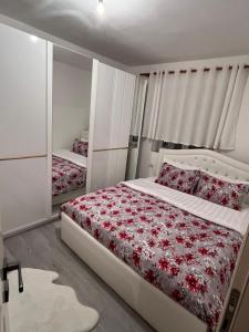 にあるKleas apartmentの赤い毛布が掛けられた大きなベッドのある寝室