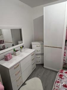 にあるKleas apartmentの洗面台と鏡のある白いバスルーム