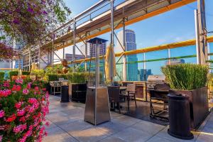 Balkoni atau teres di Cozy 2BR Loft in a Vibrant Complex - 107 - GL