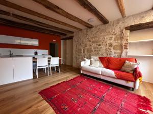 a living room with a white couch and a red rug at Casa Alpha in Vittorio Veneto