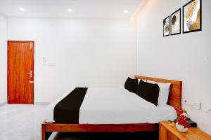 Postel nebo postele na pokoji v ubytování Hotel O AYODHYA RESIDENCY