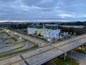 an overhead view of a city with a highway at Dpto 2 dormitorios cercano Aeropuerto in Concepción