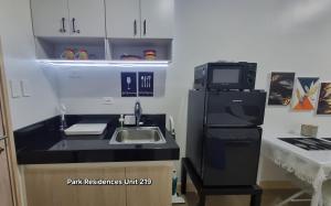 Kuchyň nebo kuchyňský kout v ubytování PARK RESIDENCE Unit 219, SM City Santa Rosa, Laguna, by SMDC