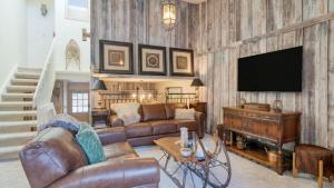 Μια τηλεόραση ή/και κέντρο ψυχαγωγίας στο Vail Vista Mountain Retreat w Balcony Views Near Vail Ski Village