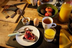 PadernにあるOstal de la placetteのテーブル(朝食用の食材、オレンジジュース付)