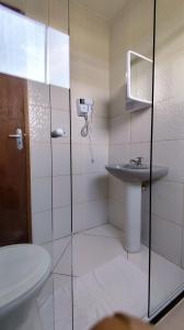 Et badeværelse på Residência Lima 1 + 7 billeder