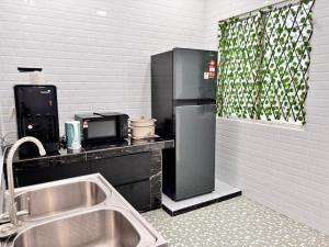 Kuchyň nebo kuchyňský kout v ubytování The Crayon Shin-chan Themed Stay Family Ipoh By MICASA GROUP