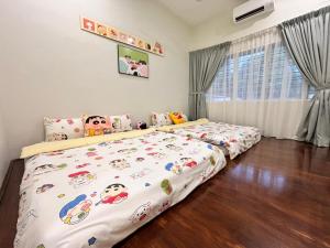 Postel nebo postele na pokoji v ubytování The Crayon Shin-chan Themed Stay Family Ipoh By MICASA GROUP