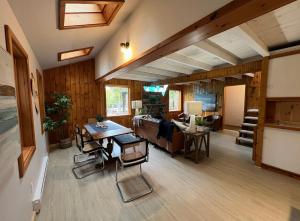 un grand salon avec une table et des chaises dans l'établissement Boardwalk Pines at Tobermory, à Tobermory