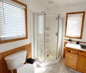 une salle de bains avec douche, toilettes et lavabo dans l'établissement Boardwalk Pines at Tobermory, à Tobermory 69 autres photos