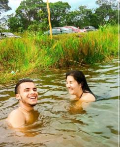 un homme et une femme nageant dans l'eau dans l'établissement Casa Com Piscina - Mongaguá - Disponível Feriado Carnaval, à Mongaguá 31 autres photos