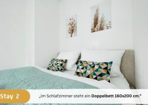 1 dormitorio con 1 cama con plantas en la pared en Stay zentrale Schwarzwald Apartments, en Nagold