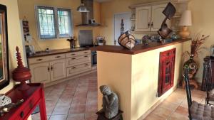 a kitchen with a statue in the middle of it at Les ptits bonheurs, maison proche de St-Emilion in Frontenac +11 photos