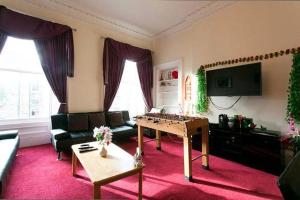 una sala de estar con un sofá y una mesa en Edinburgh Central Lauriston Aparthotel, en Edimburgo