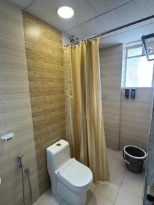 Koupelna v ubytování Bayfront Bliss - Flat 3BHK in Calicut Beach-Wakeup to stunning views